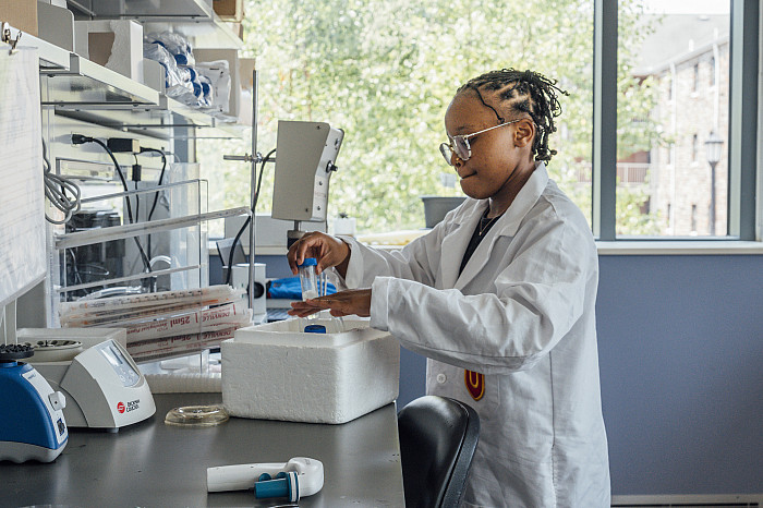 Paige Ponzo '25 does research in the lab for her Summer Fellows project.