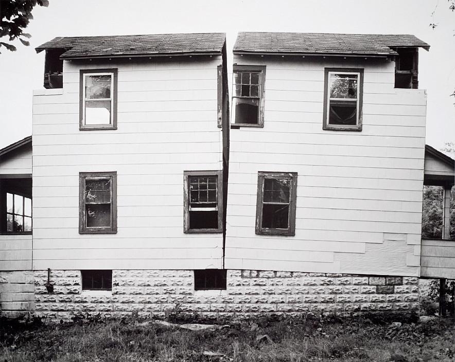 Gordon Matta-Clark, Splitting, 1974.