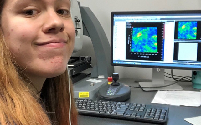 Mia Truman (UC ’20) using the ZYGO microscope at the University of Central Florida in summer 2019.