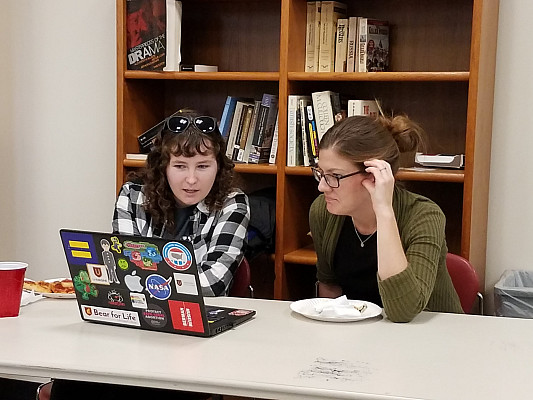 Tiffini Eckenrod ’20 and Dr. Daggar learn from each other’s work.