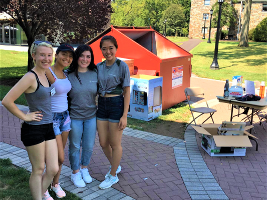 Sustainability Fellows help with Freshman Move-In 2019