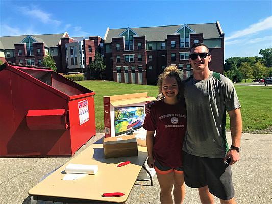 Waste Diversion Fellow Kylie Cherneskie and Energy Fellow Jake Twill help with Freshman Move-In 2019