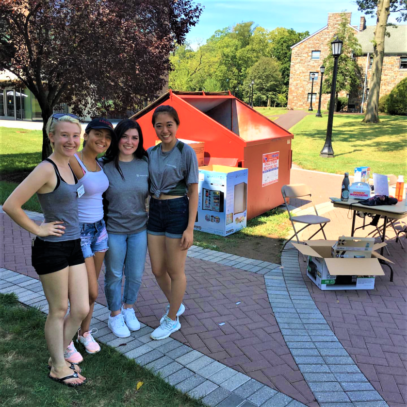 Sustainability Fellows help with Freshman Move-In