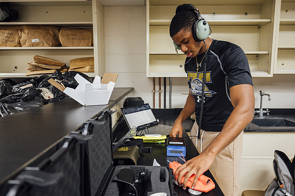 Nikolas Washington '27 performs research in the lab of Dr. Leslie as part of the 2024 FUTURE program. - June 25, 2024